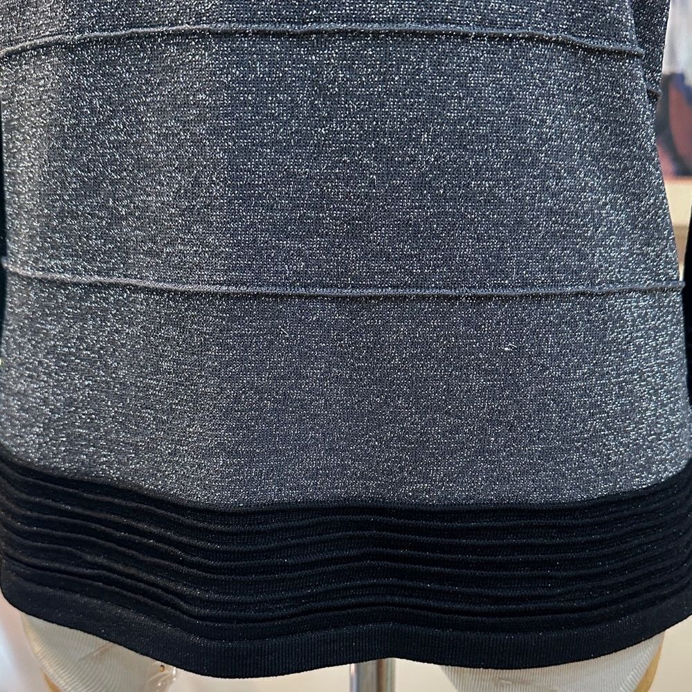 Cable & Guage Black/Silver Shimmer V-Neck Top Size Medium - Picture 3 of 13